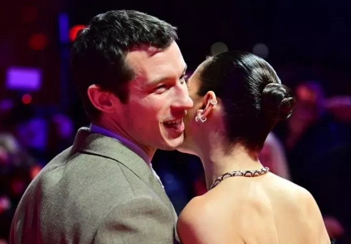 Dua Lipa (d) y Callum Turner (i), durante un evento en Berlín (Alemania). Foto: EFE / EPA / Fabian Sommer