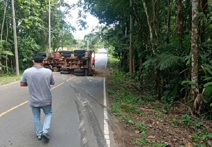 La concejal Jasmina Benavides denunció que, solo en el tramo carretero que atraviesa el corregimiento de Hurtado, existen al menos 10 hundimientos sin atender. Foto. Eric Montenegro