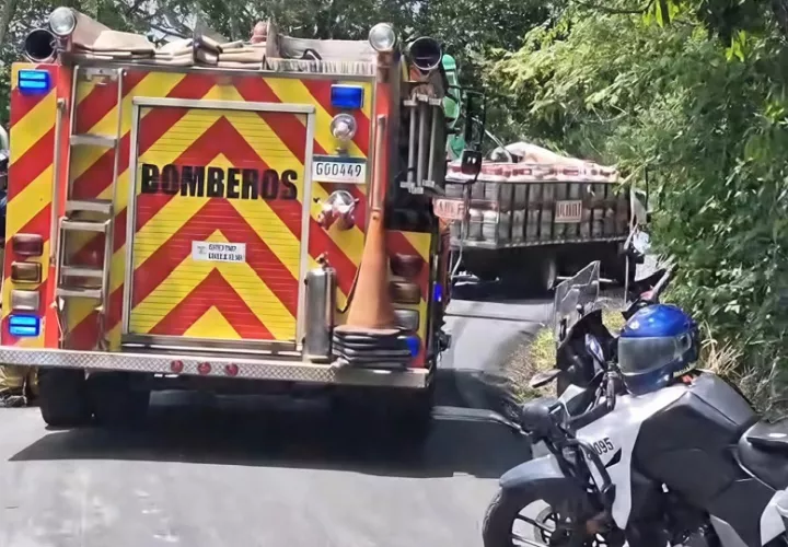 El tránsito vehicular por el sector se vio afectado mientras se realizaban las labores de socorro y la posterior remoción de los camiones accidentados. Foto. Thays Domínguez