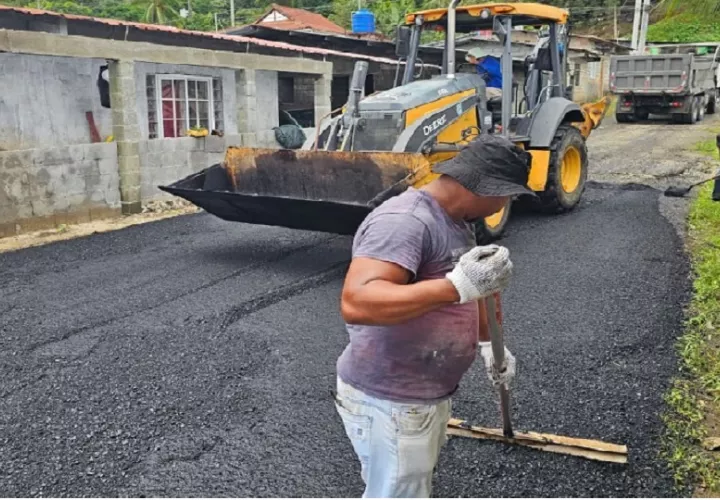 Los moradores de Portobelo ponderaron las obras ejecutadas e hicieron un llamado a la población a cuidar la nueva rodadura vial. Foto Cortesía