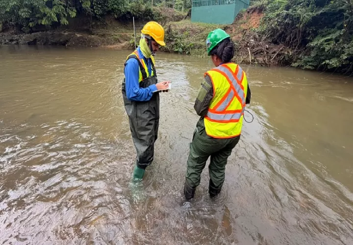 Especialistas evalúan la calidad del agua.