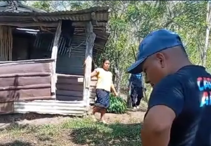 El pequeño de 8 años camina cerca de 2 kilómetros para llegar a la escuela..