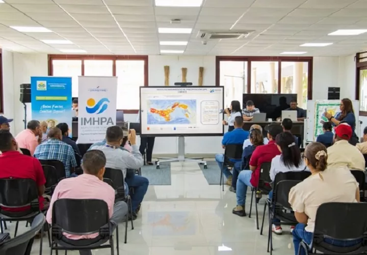 Durante la jornada, expertos y representantes institucionales evaluaron las proyecciones climáticas para la región y elaboraron dictámenes técnicos adecuados a la realidad local. Foto. Cortesía