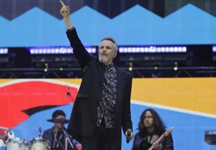 Miguel Bosé presentándose en el concierto 'Voces por la vida'. Foto: EFE / Carlos Ortega