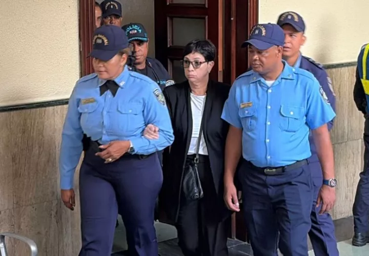 Policías custodian a Maribel Espaillat. Foto: EFE