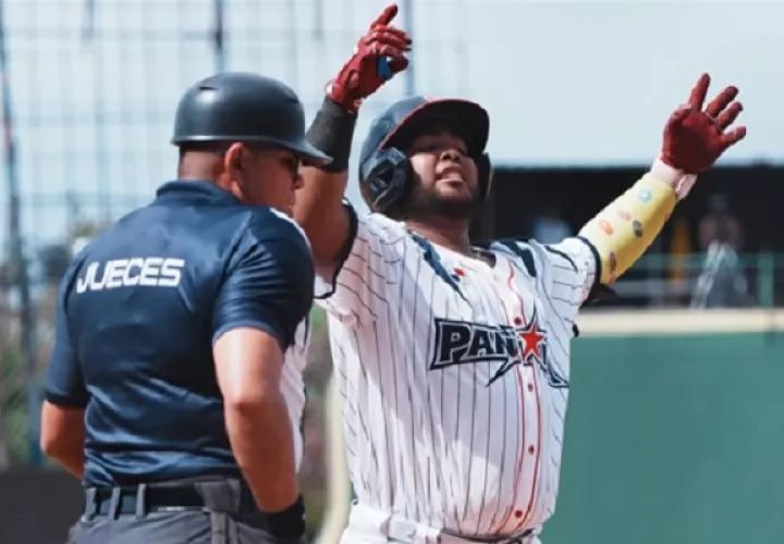 Erasmo Caballero festeja su jonrón ante Cuba. Foto: Fedebeis