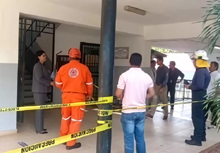 Se informó que la estructura ya registraba fisuras de vieja data que se agravaron con el movimiento telúrico. Foto. Thays Domínguez