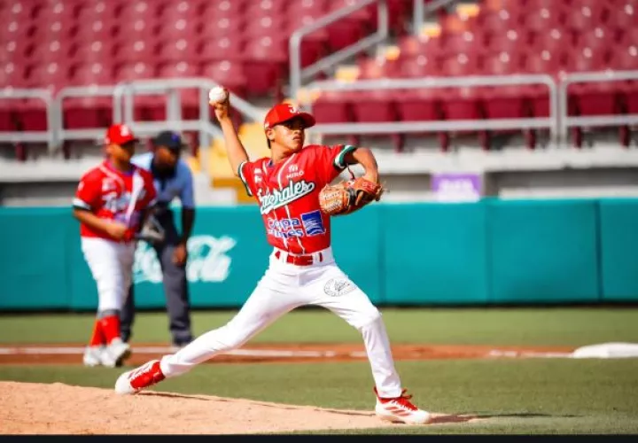 Alams Rodríguez lanzó el primer juego perfecto en la historia de la Serie del Caribe Kids. Foto: Instagram