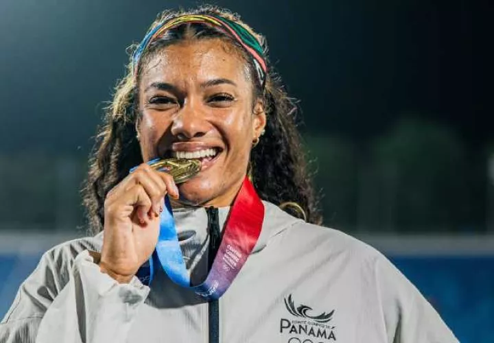 Gianna Woodruff, muestra su medalla de oro. Foto: COP