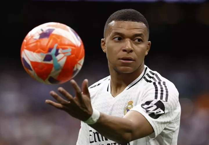 Es la tercera campaña de blanco de Mbappé. Foto: EFE