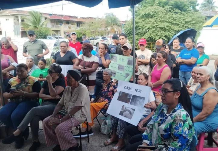 Los afectados expresaron su disconformidad con las entidades bancarias, las cuales persisten en realizar los cobros de las hipotecas sin considerar el mal estado ni las condiciones de habitabilidad de los inmuebles. Foto. Eric Montenegro