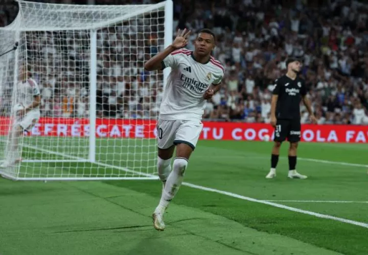 El delantero del Real Madrid, Kylian Mbappé, celebra su tercer gol en el partido ante Real Sociedad. Foto: EFE