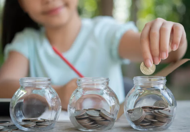 Se recomienda introducir conceptos básicos como ahorrar, gastar e incluso donar. Foto: Ilustrativa / Freepik 
