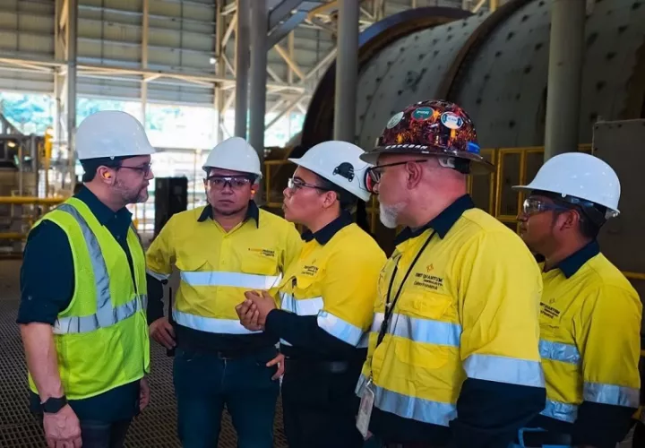 El Ministro conoció historias de profesionales y técnicos panameños. Foto: Cortesía
