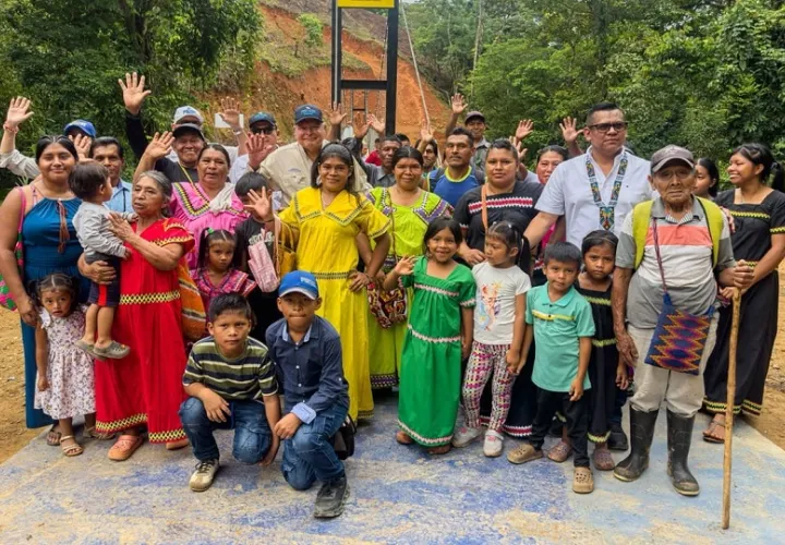Familias de la Comarca Ngäbe-Buglé se benefician de las nuevas estructuras que mejoran la conectividad y facilitan el acceso seguro a sus comunidades.