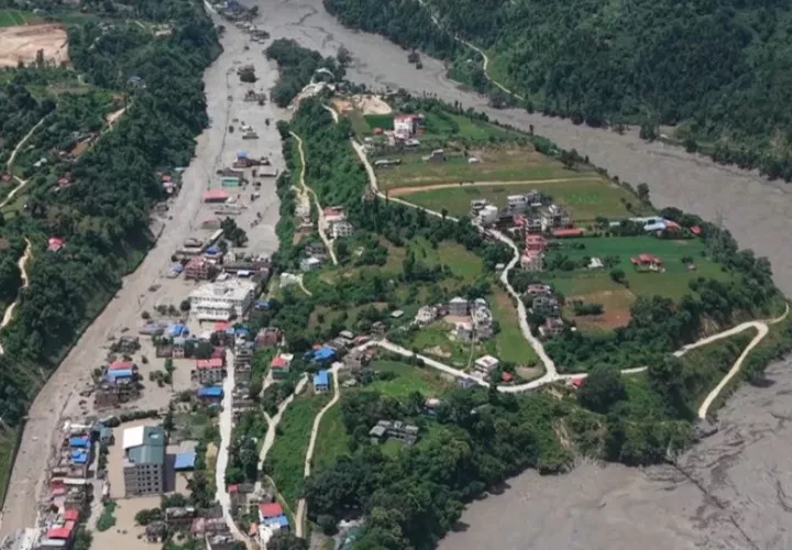 Vistas aéreas tras el impacto de la riada en la región de Rasuwa (Nepal). Foto: EFE