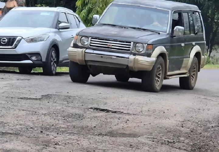 La problemática también preocupa seriamente a quienes dependen directamente de la carretera para sostener sus fuentes de empleo e ingresos. Foto. Thays Domínguez