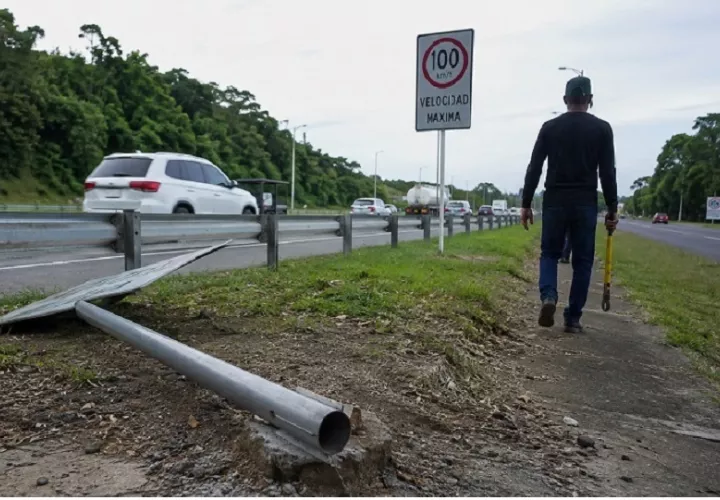 El costo unitario de estos letreros oscila entre los $90 y $150, dependiendo de sus dimensiones. Foto. Eric Montenegro. IA