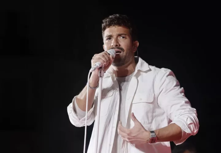 Pablo Alborán durante el concierto que ha ofrecido en la Puerta del Sol de Madrid. Foto: EFE / Sergio Pérez
