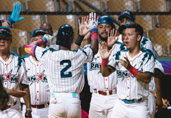 Jugadores de Panamá festejan el triunfo ante los dominicanos. Foto: COP