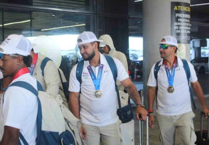Jugadores del béisbol panameño con la medalla de oro. Foto: Fedebeis