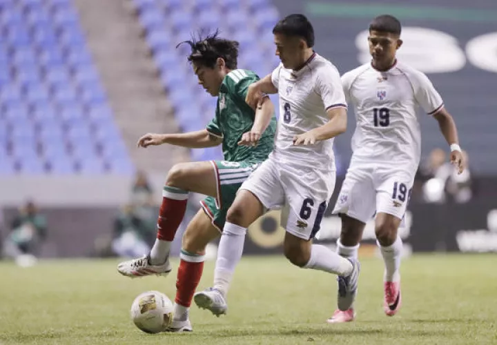 Juan Sigala de México (izq.) disputa el balón con Klissman de Gracia (cent.) de Panamá. Foto: EFE