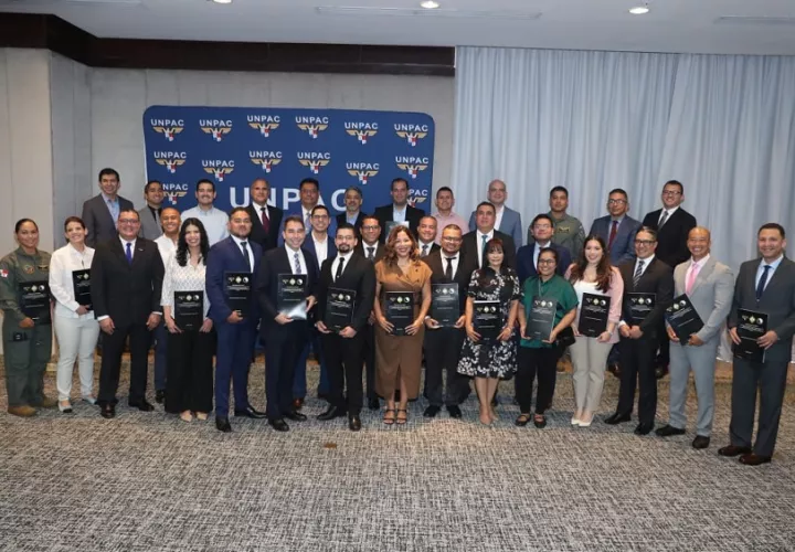 Promoción de pilotos que obtuvo su diplomado en docencia superior. Foto: Cortesía