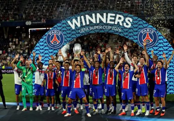 Jugadores del PSG levantan el trofeo de campeones de la Supercopa de Europa. Foto: EFE