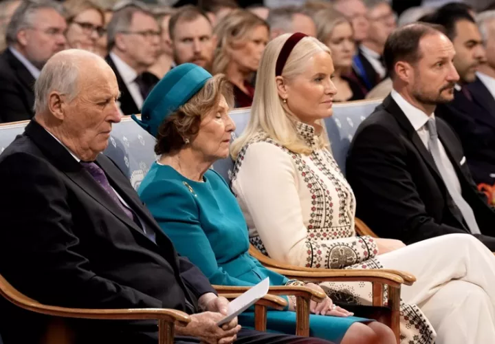 La nueva vida de Mette-Marit de Noruega (vestido blanco) comenzará la otra semana. Foto: EFE