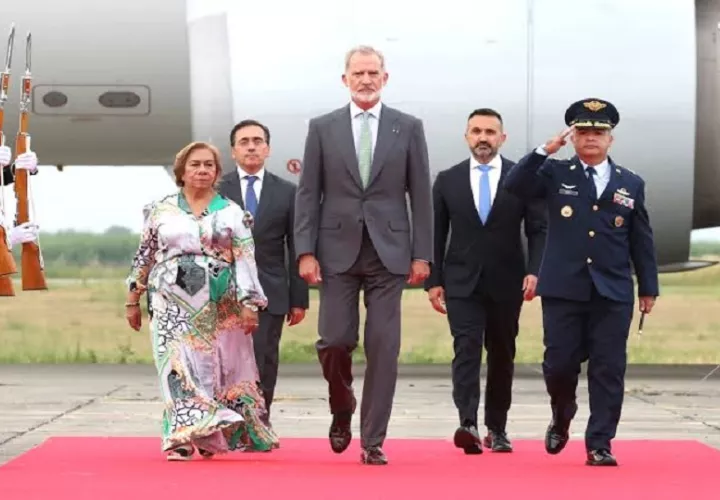 El Rey, recibido con honores a su llegada a Cali para la toma de posesión de Abelardo de la Espriella EFE