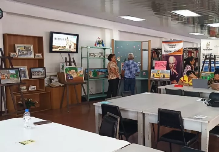 La exposición artística permanecerá abierta al público en la Biblioteca Pública de Santiago, donde los asistentes podrán realizar un recorrido por imágenes y lienzos. Foto. Melquíades Vásquez