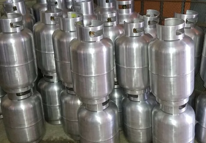 Los comercios que venden el cilindro de 25 libras deben asegurarse que tengan sello de seguridad. Imagen generada con IA