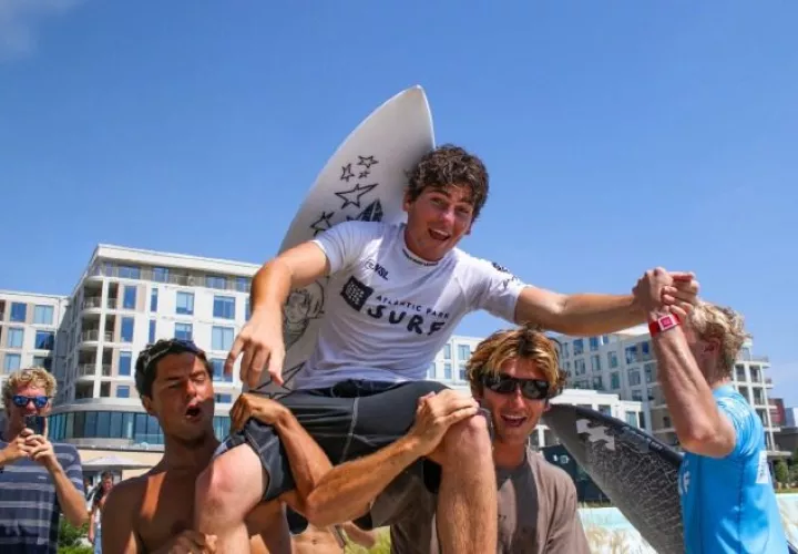 El surfista panameño Teo Grani. Foto: Cortesía