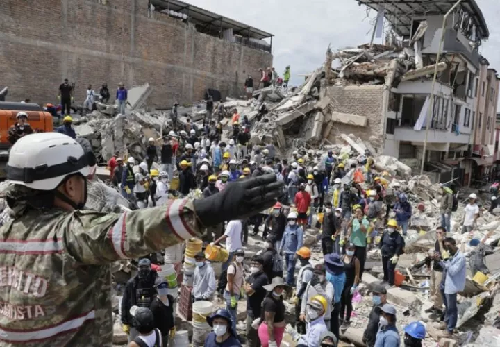 Labores de búsqueda en edificaciones destruidas por el terremoto. Foto: EFE 