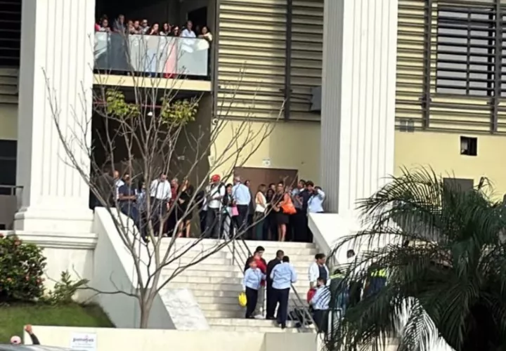 El fotógrafo cayó de un segundo piso.
