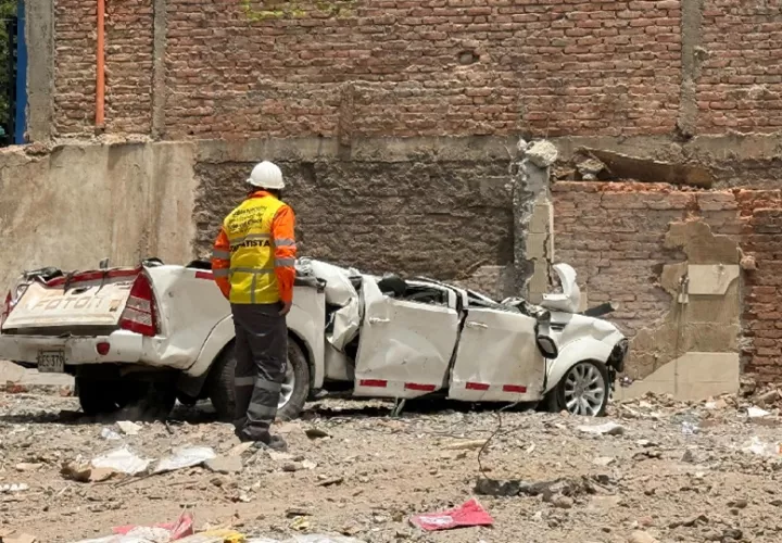 Un carro destruido en el barrio Cuarto de Legua, donde vivían las trillizas. Foto: EFE 