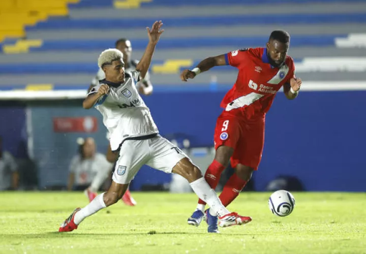 Nicholas Anderson de Umecit (izq..) disputa el balón contra Jorge Benguche, de Olimpia. Foto:EFE