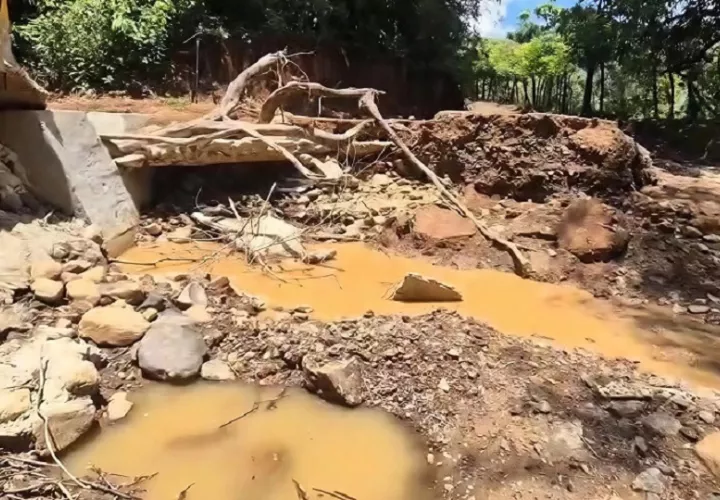 Adán Barría, residente del área, explicó que el paso permanece en malas condiciones desde hace aproximadamente dos semanas, luego de que una fuerte crecida del afluente provocara nuevos daños. Foto. Thays Domínguez