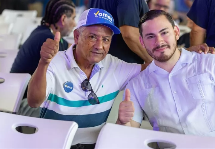 Juan Diego Vásquez (derecha) junto a un seguidor de Vamos. Foto: Cortesía