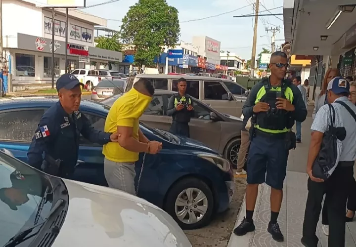 Cerca del Órgano Judicial se concentraron allegados de la educadora para seguir de cerca el avance del proceso contra Bosco Bolívar Barrera. Foto. Melquíades Vásquez