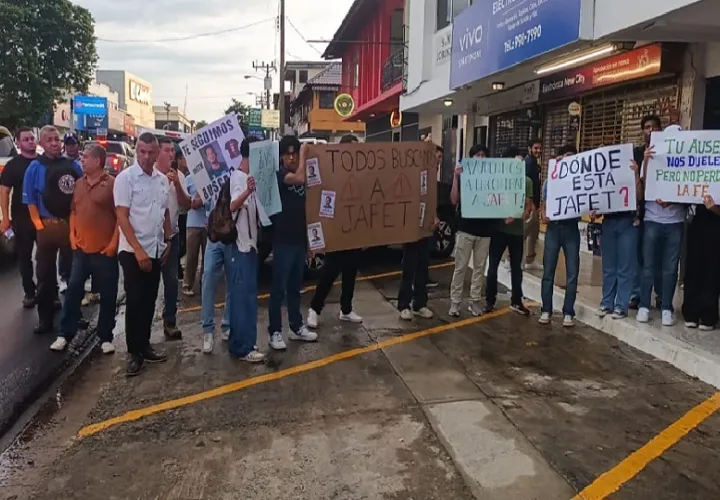 Familiares y amigos del estudiante universitario Jafet González, exigen justicia y que las autoridades establezcan que ocurrió. Foto. Melquíades Vásquez