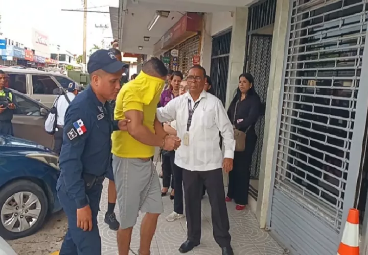 Bosco Bolívar Barrera, llegó a la sala de audiencia en medio de fuertes medidas de seguridad. Foto. Melquíades Vásquez