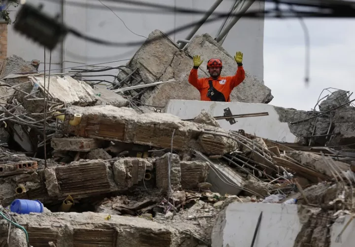 Las labores de búsqueda también cuentan con el apoyo internacional. Foto: EFE