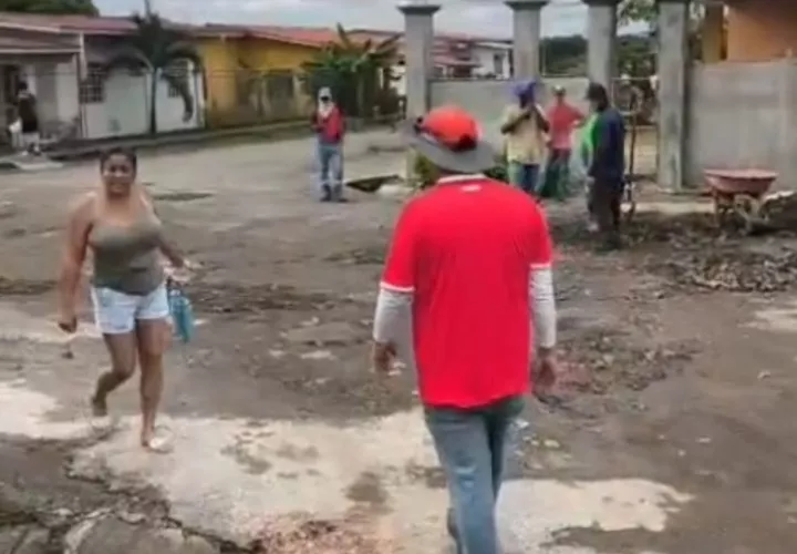 Entre las principales dificultades, Bonilla enfatizó el mal estado de las calles, varias de las cuales están siendo reparadas con el esfuerzo y los recursos económicos de los propios moradores. Foto. Melquíasdes Vásquez