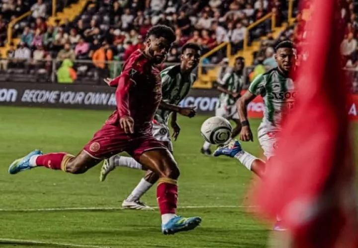 El panameño Newton Williams, delantero del Saprissa. Foto:@deportivo_saprissa