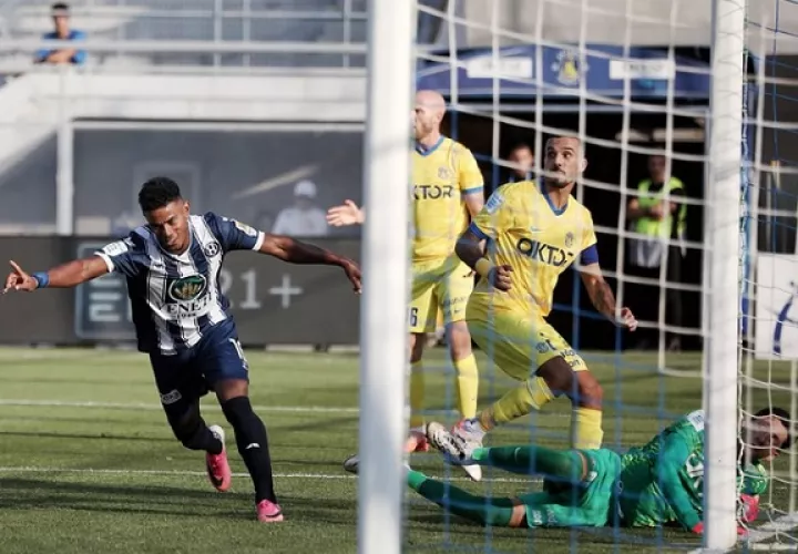 Édgar Yoel Bárcenas festeja su primer gol en el fútbol de Grecia. Foto: @yobar23