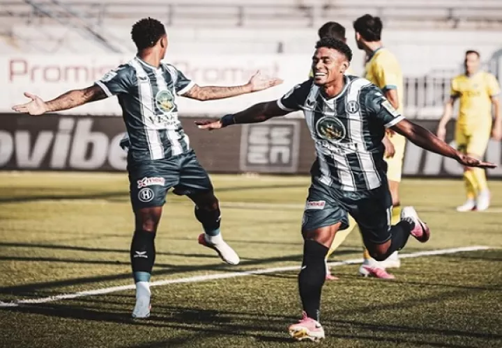 Édgar Yoel Bárcenas festeja su primer gol en el fútbol de Grecia. Foto: @yobar23