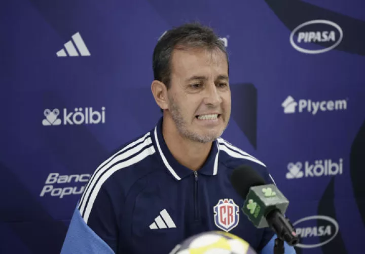 El argentino Fernando Batista dirige a Costa Rica. Foto:EFE