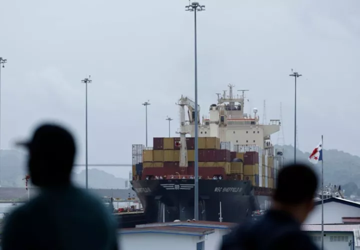 Buque navegando por las esclusas de Miraflores en el Canal de Panamá. Foto: EFE