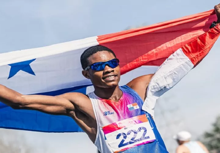 Chamar Chambers festeja con la bandera de Panamá. Foto: COP